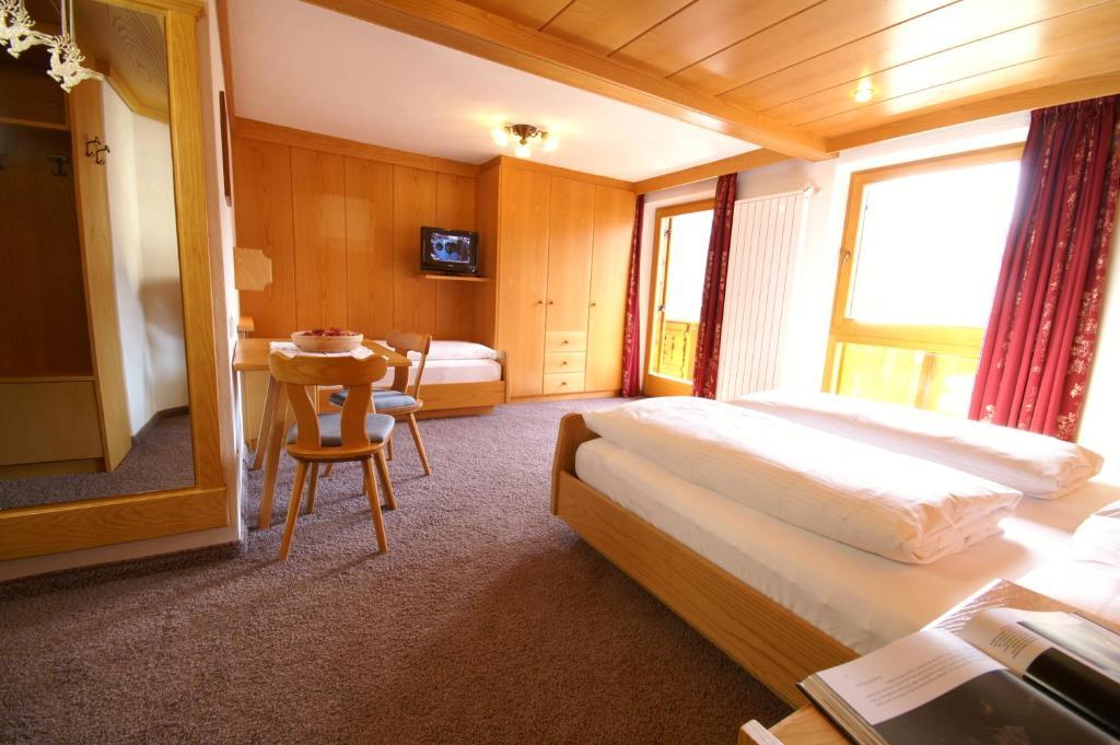Garni Tofana Hotell Corvara Rum bild